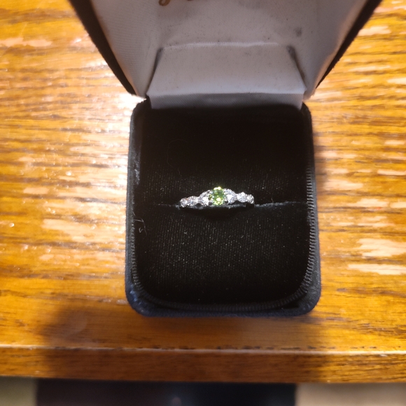 Elegant Silver and Green Gemstone Ring Size 8 - Picture 3 of 3